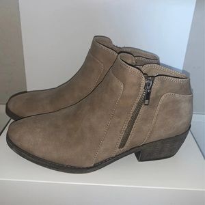 Brownish/Tan ankle boots
